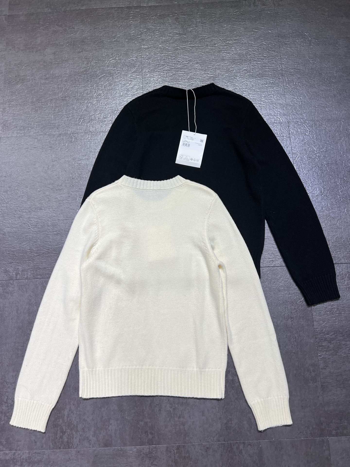 シャネル 26A ブローチ付き 長袖ニットセーター ブラック/クリーム 詳細画像 1