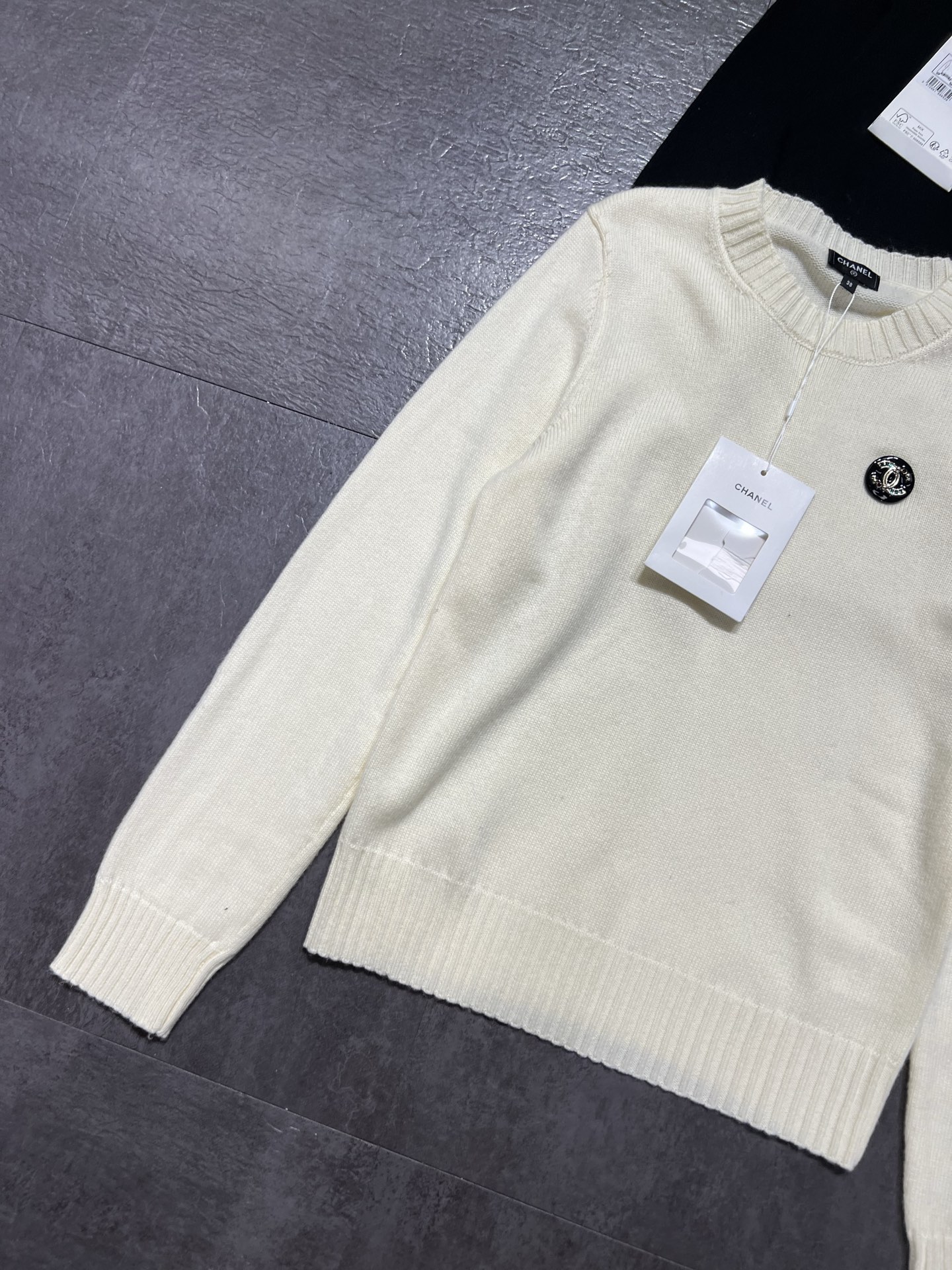 シャネル 26A ブローチ付き 長袖ニットセーター ブラック/クリーム 画像 4