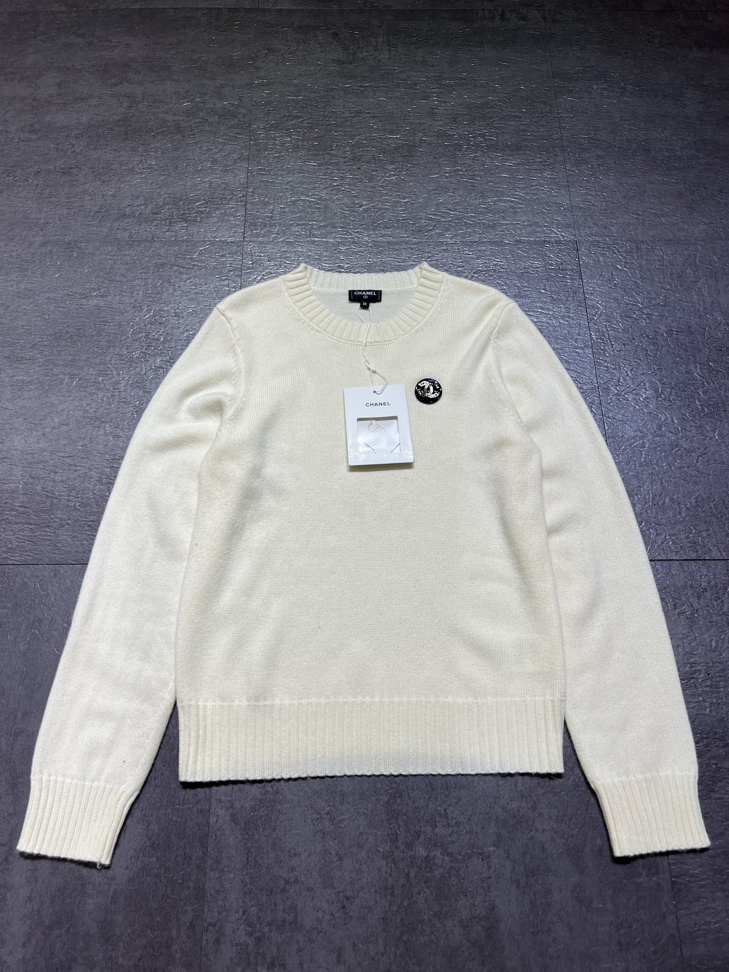 シャネル 26A ブローチ付き 長袖ニットセーター ブラック/クリーム 画像 5