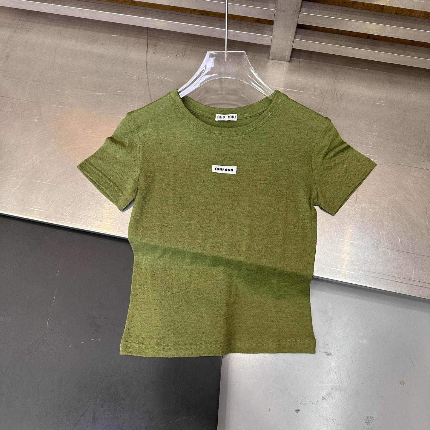 ミュウミュウ 刺繍ロゴ ウール 半袖Tシャツ オリーブ 画像 4