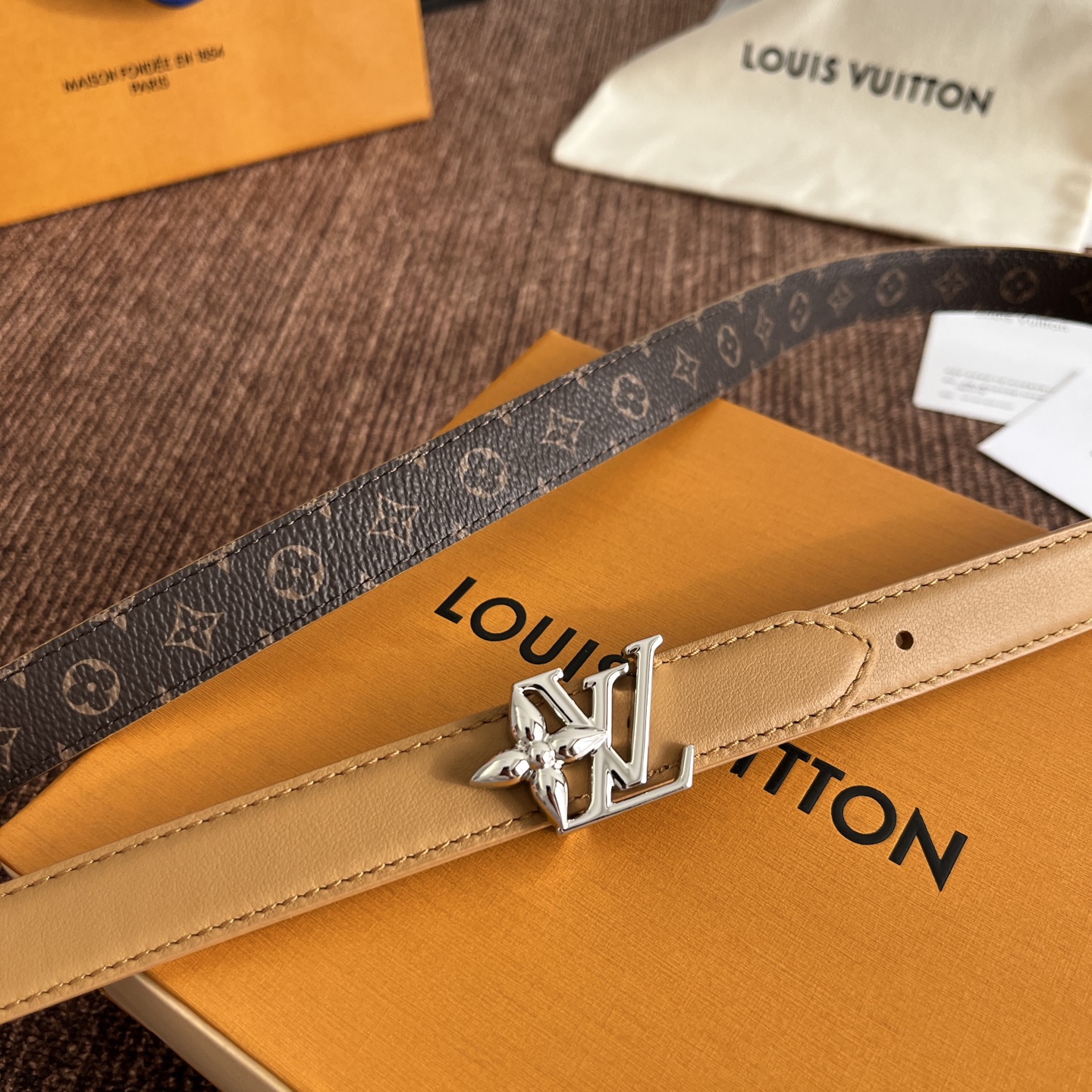 ルイヴィトン LV Bloom 20mm リバーシブルベルト タン シルバー 詳細画像 3