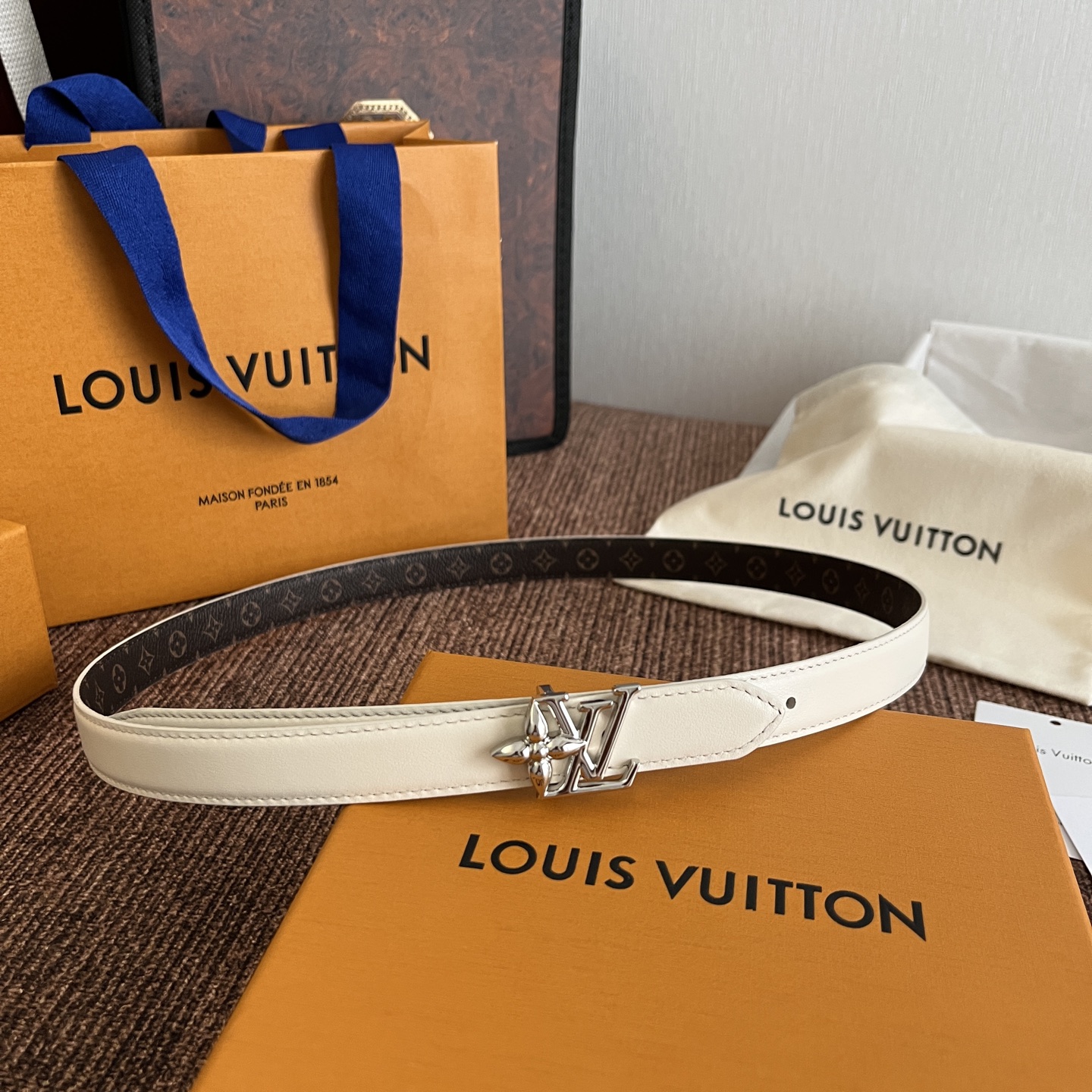 ルイヴィトン LV Bloom 20mm リバーシブルベルト ホワイト シルバー 詳細画像 1