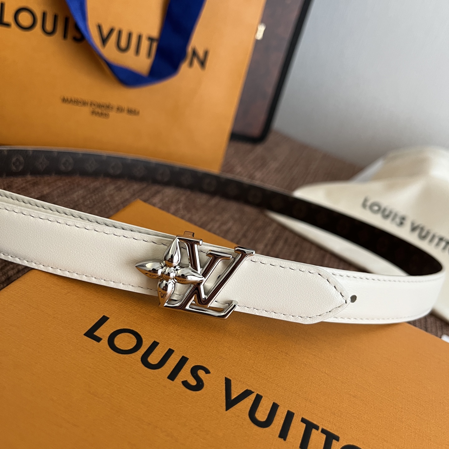 ルイヴィトン LV Bloom 20mm リバーシブルベルト ホワイト シルバー 詳細画像 2