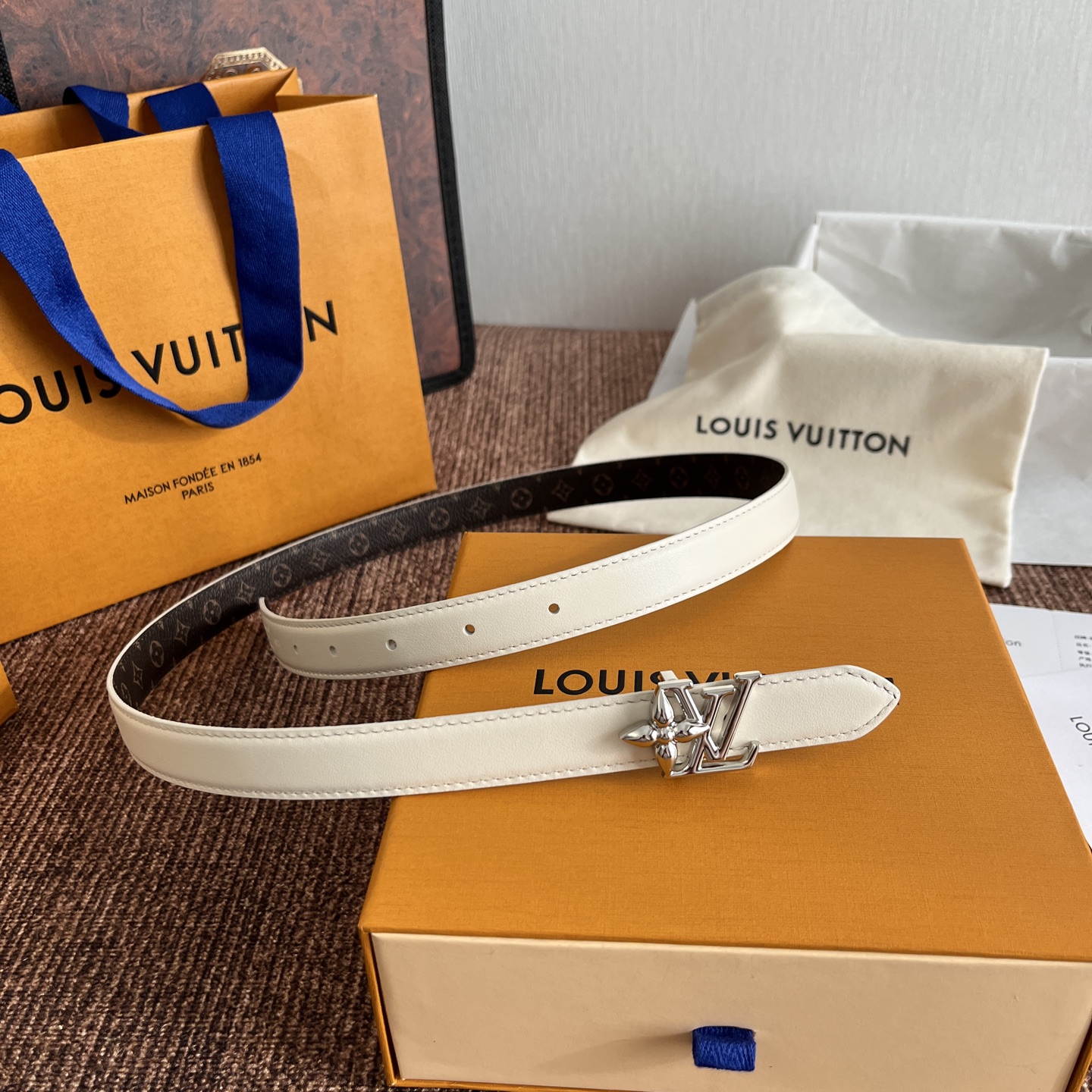 ルイヴィトン LV Bloom 20mm リバーシブルベルト ホワイト シルバー 画像 8