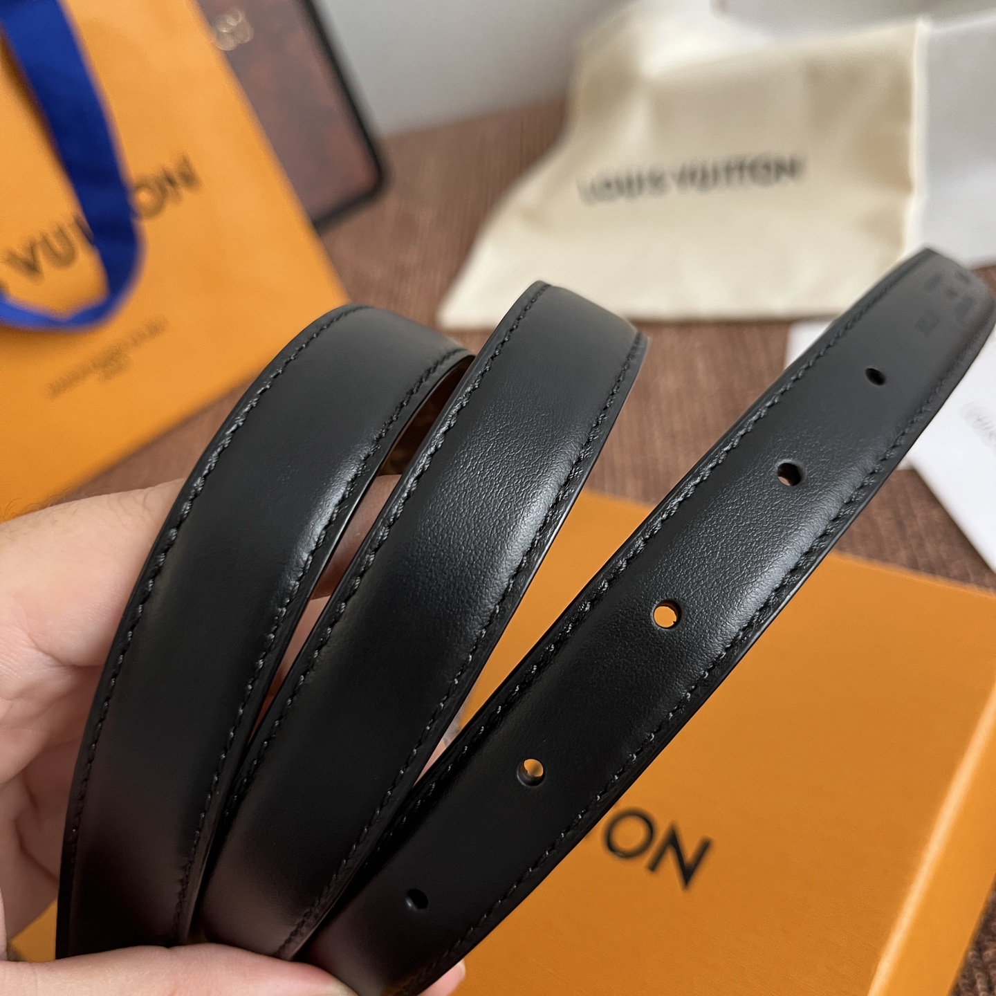 ルイヴィトン LV Bloom 20mm リバーシブルベルト ブラック ゴールド 詳細画像 3