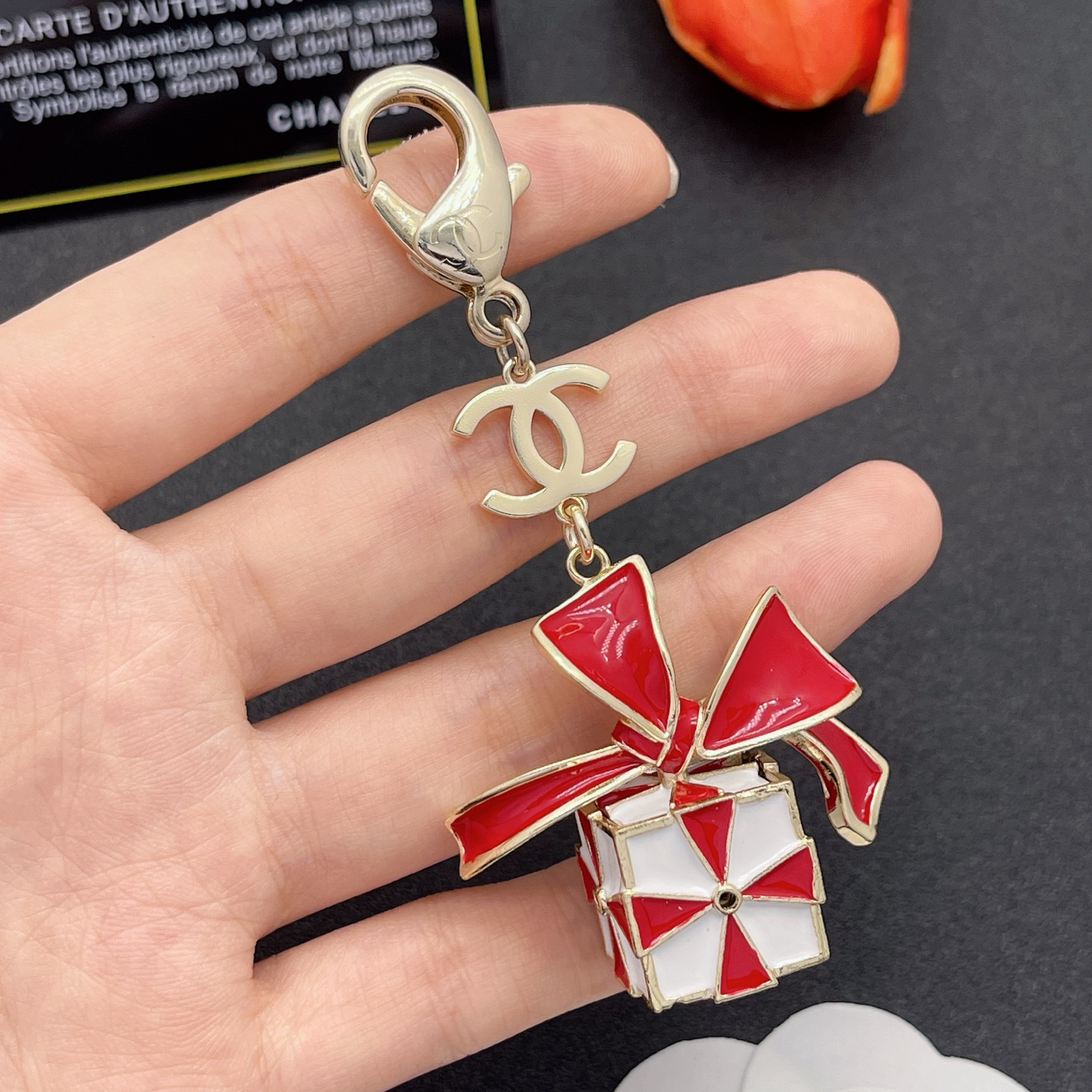 シャネル リボンギフトボックス CCキーチェーン バッグチャーム レッド 詳細画像 1