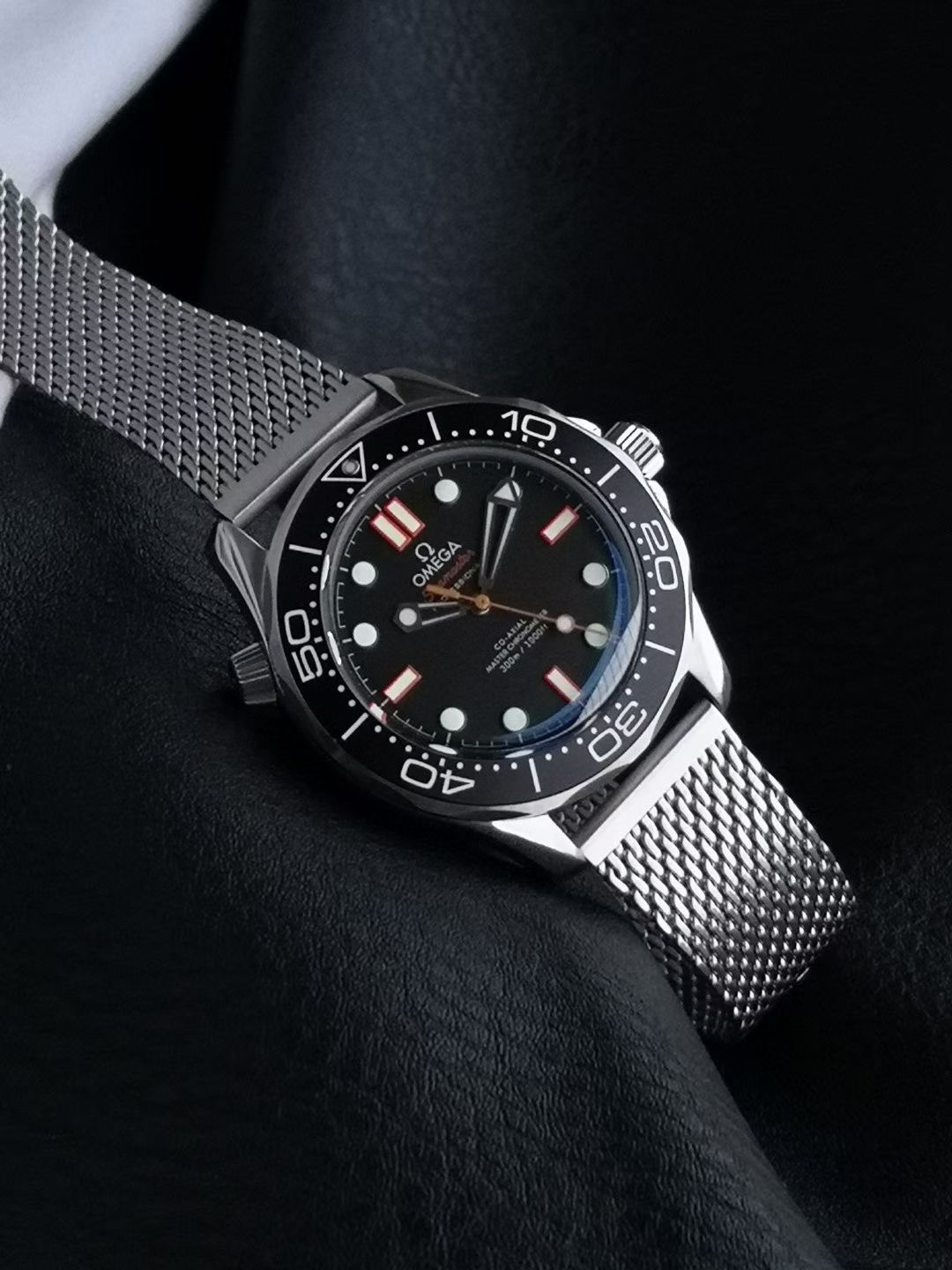 オメガ Seamaster Diver 300M 007エディション ブラック グレーメッシュ 210.90.42.20.01.001 画像 4