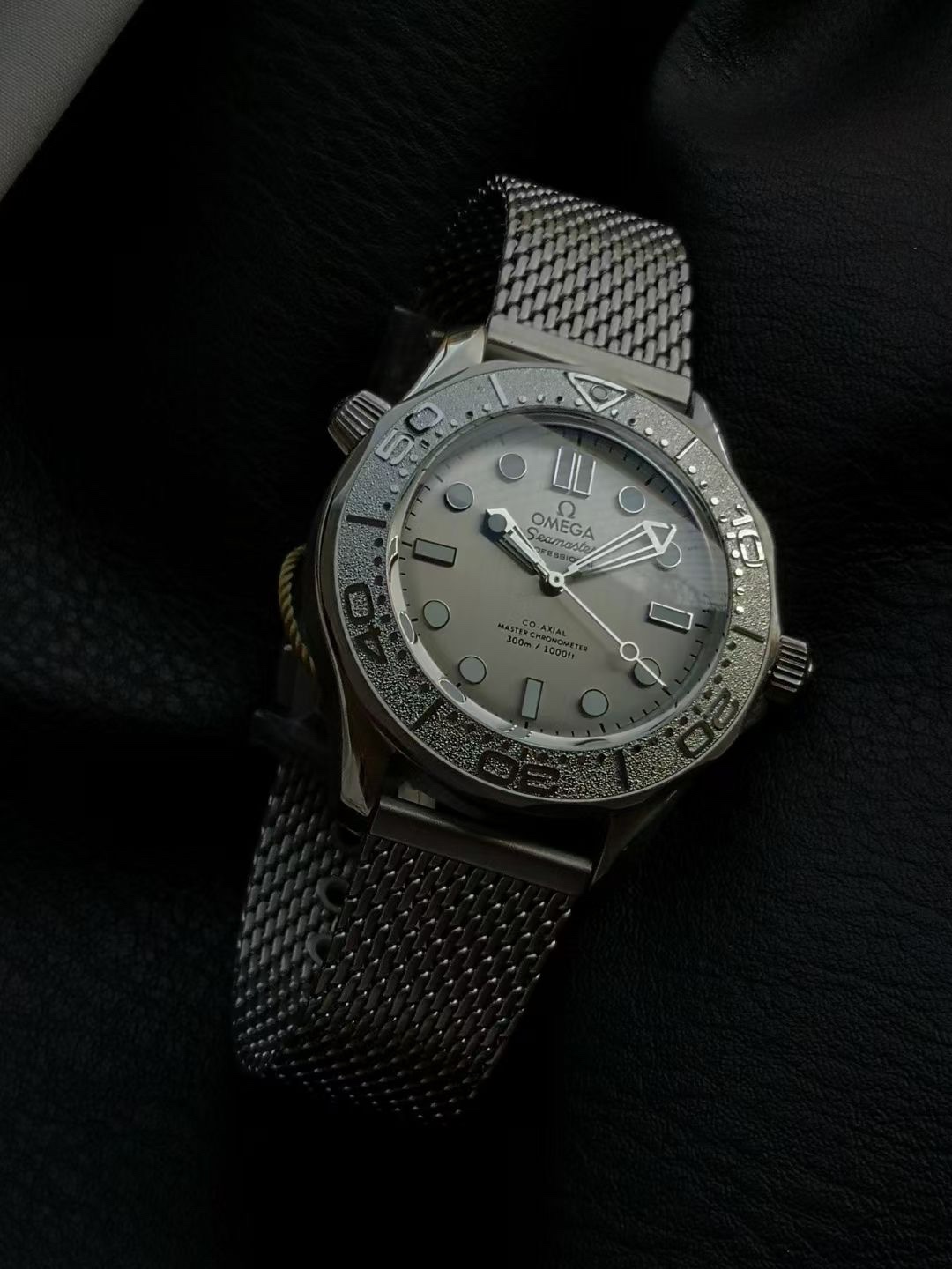 オメガ Seamaster Diver 300M 007エディション グレーメッシュ 210.90.42.20.01.001 詳細画像 3