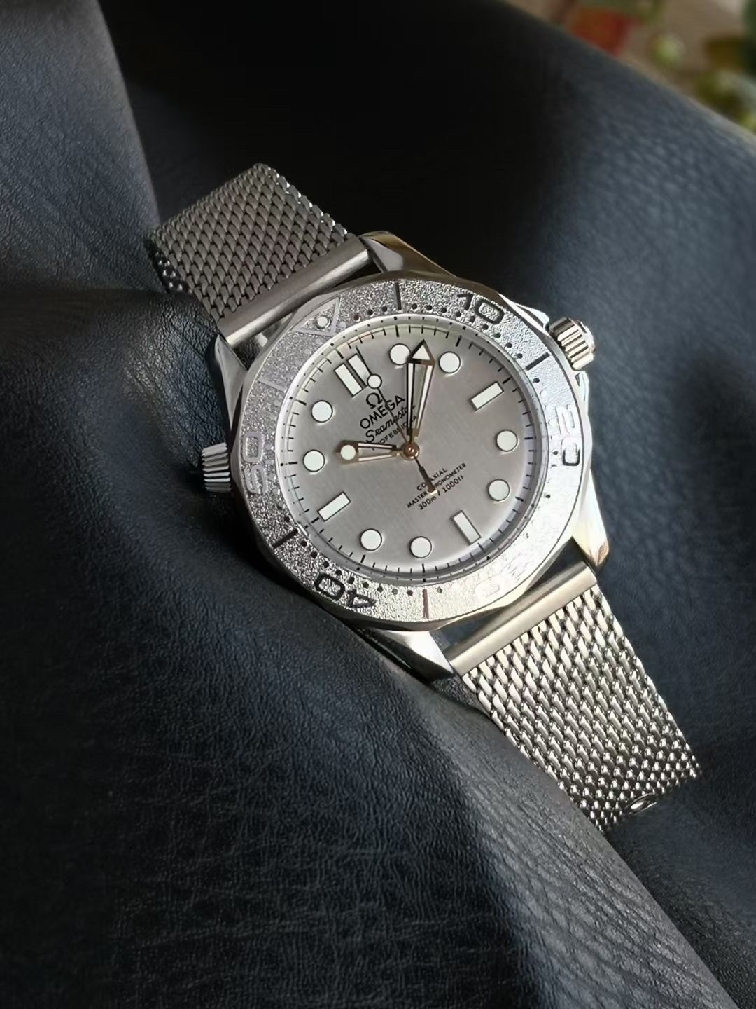 オメガ Seamaster Diver 300M 007エディション グレーメッシュ 210.90.42.20.01.001 画像 4