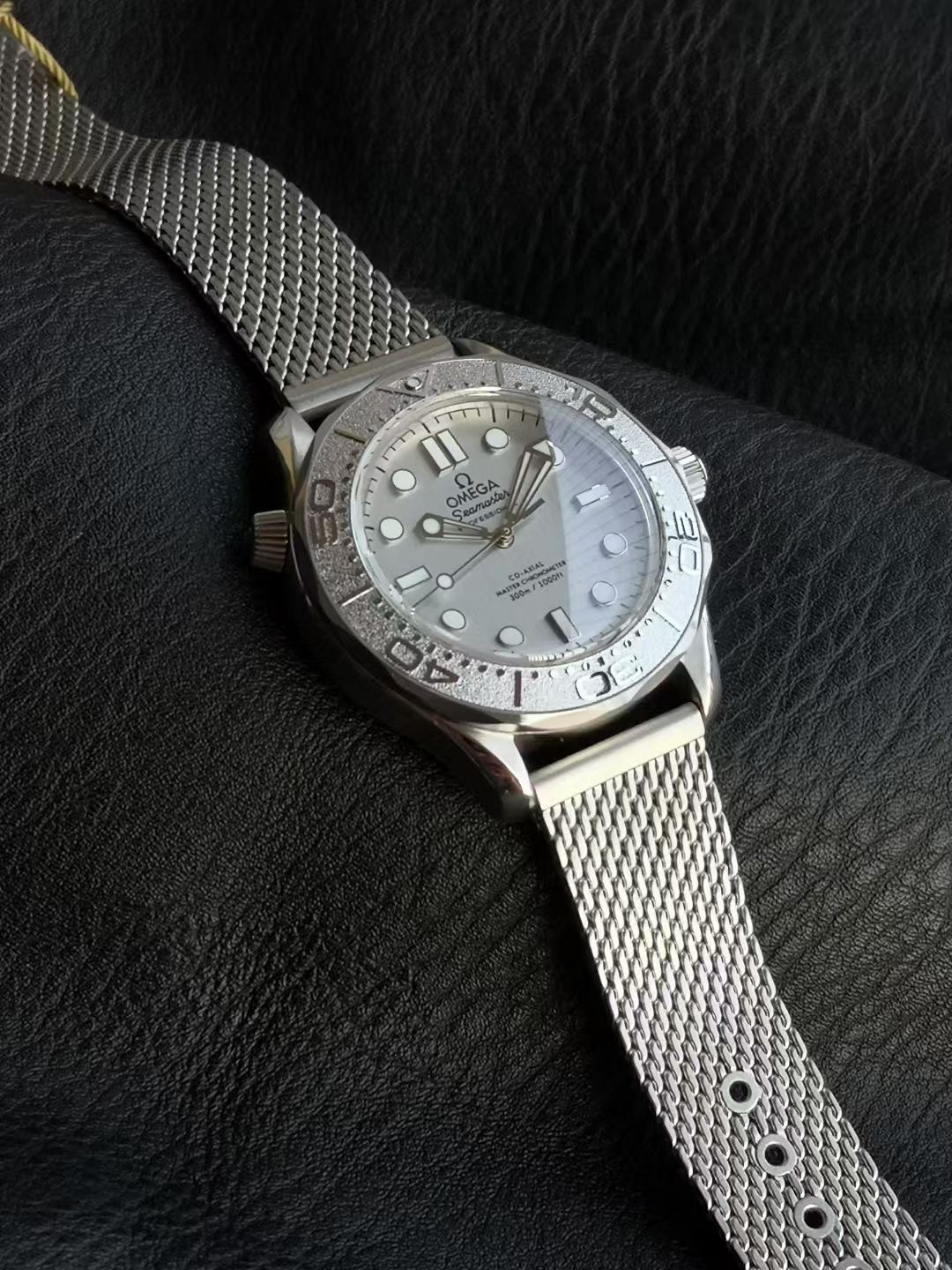 オメガ Seamaster Diver 300M 007エディション グレーメッシュ 210.90.42.20.01.001 画像 6