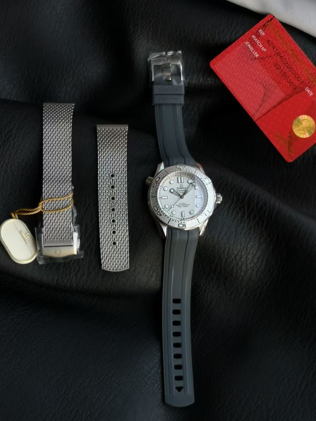 オメガ Seamaster Diver 300M 007エディション グレー ラバーストラップ 210.90.42.20.01.001 詳細画像 1