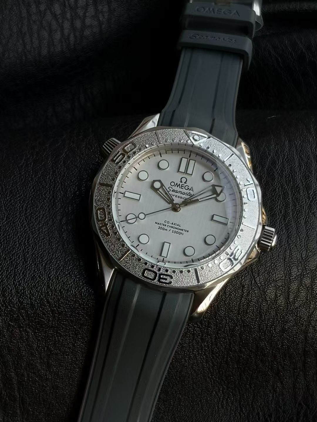 オメガ Seamaster Diver 300M 007エディション グレー ラバーストラップ 210.90.42.20.01.001 詳細画像 2