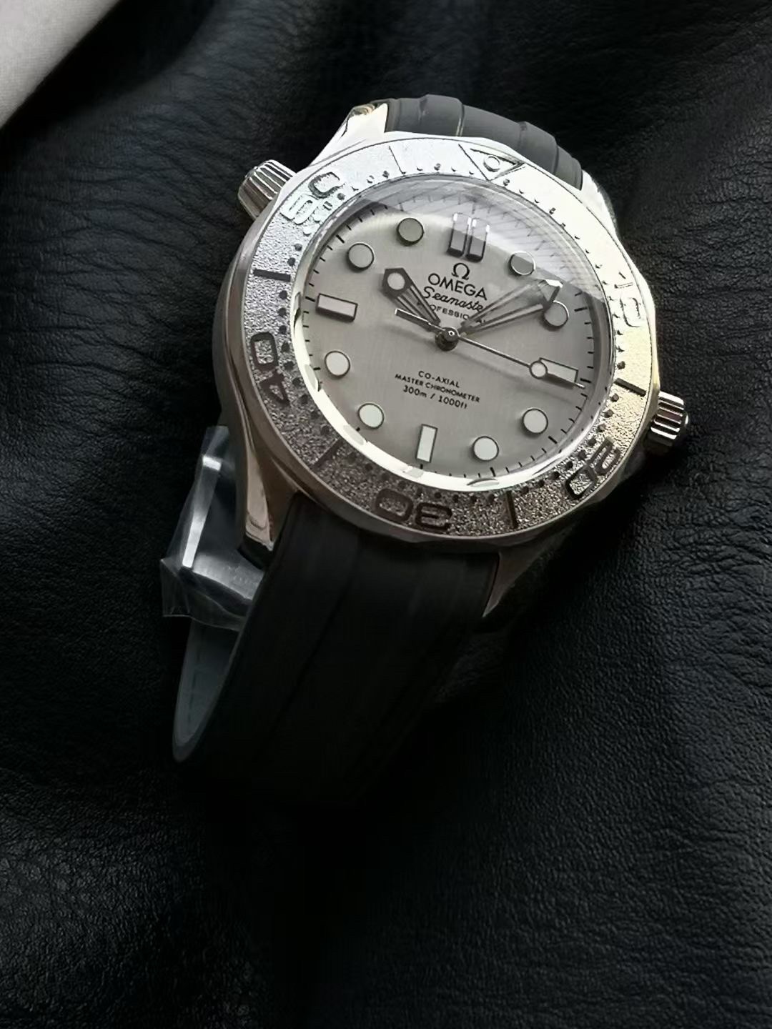 オメガ Seamaster Diver 300M 007エディション グレー ラバーストラップ 210.90.42.20.01.001 詳細画像 3