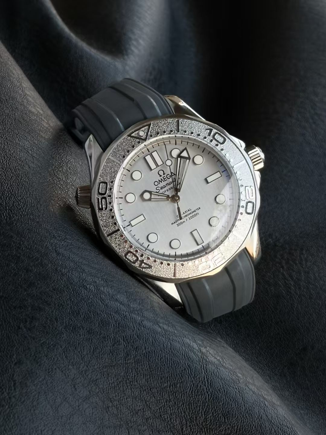 オメガ Seamaster Diver 300M 007エディション グレー ラバーストラップ 210.90.42.20.01.001 画像 4