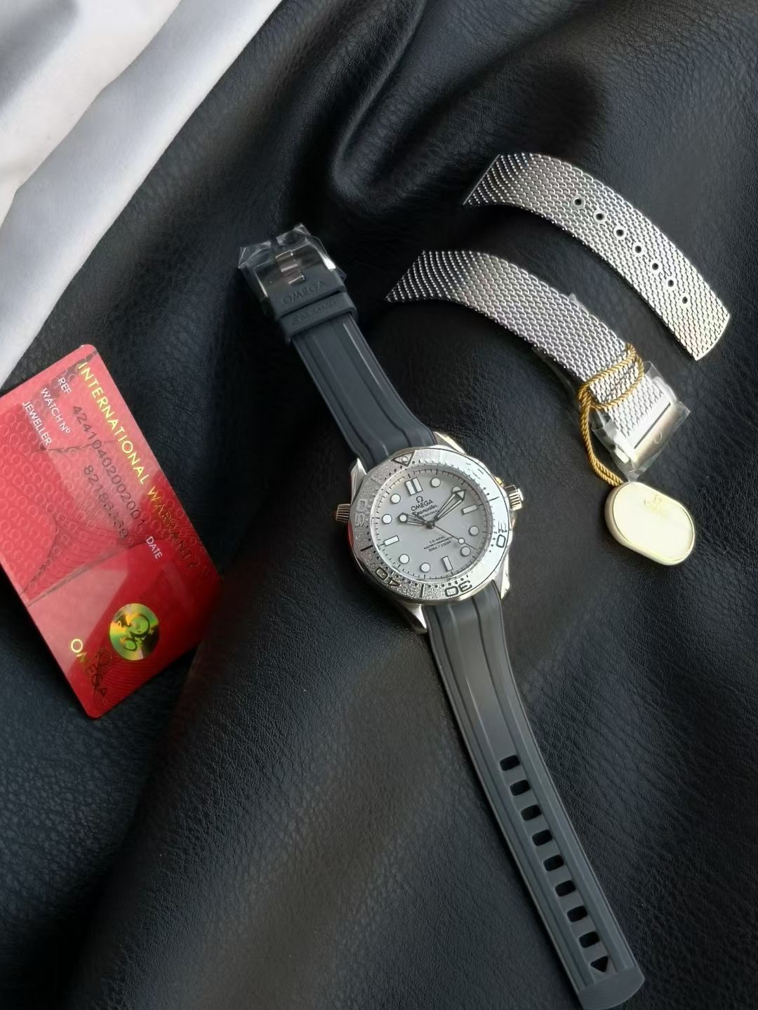 オメガ Seamaster Diver 300M 007エディション グレー ラバーストラップ 210.90.42.20.01.001 画像 5