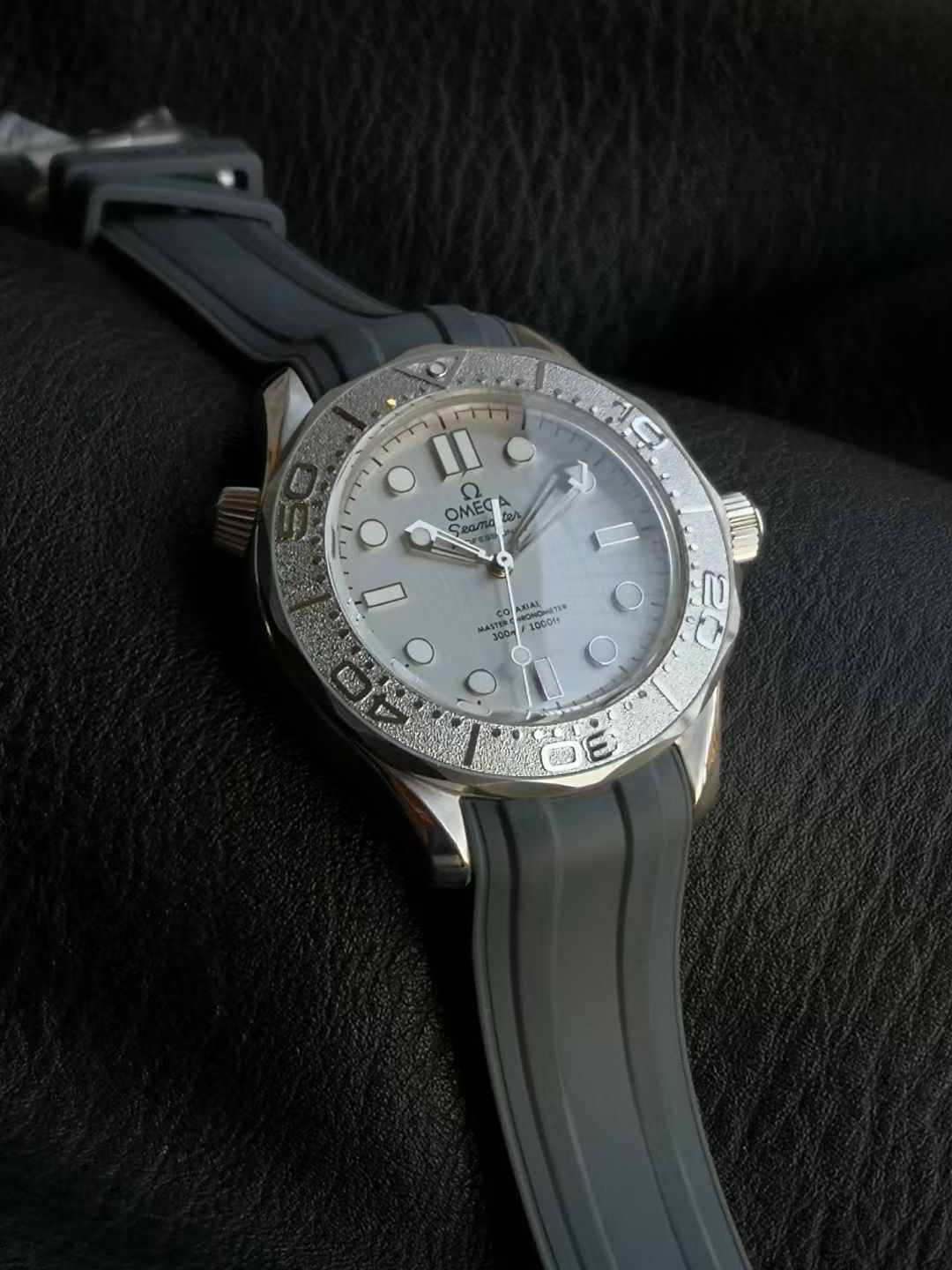 オメガ Seamaster Diver 300M 007エディション グレー ラバーストラップ 210.90.42.20.01.001 画像 6