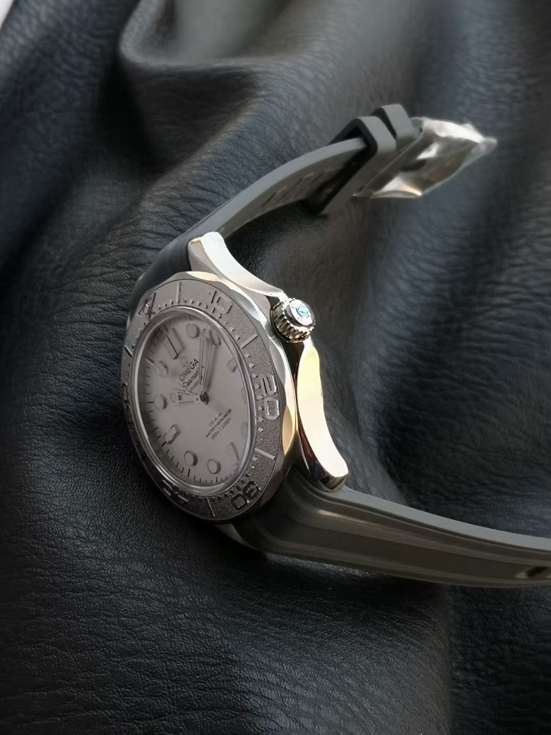 オメガ Seamaster Diver 300M 007エディション グレー ラバーストラップ 210.90.42.20.01.001 画像 7