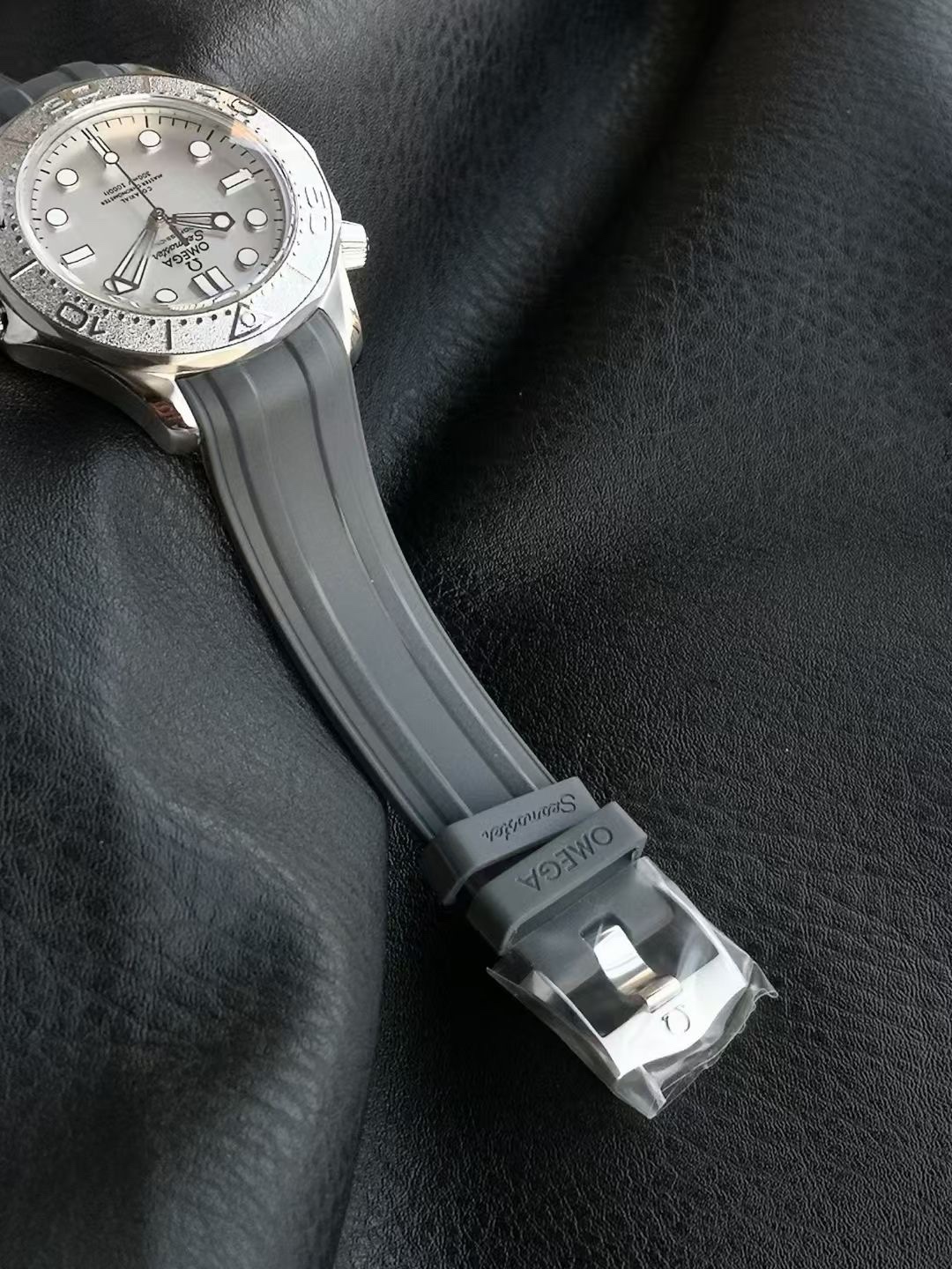 オメガ Seamaster Diver 300M 007エディション グレー ラバーストラップ 210.90.42.20.01.001 画像 8