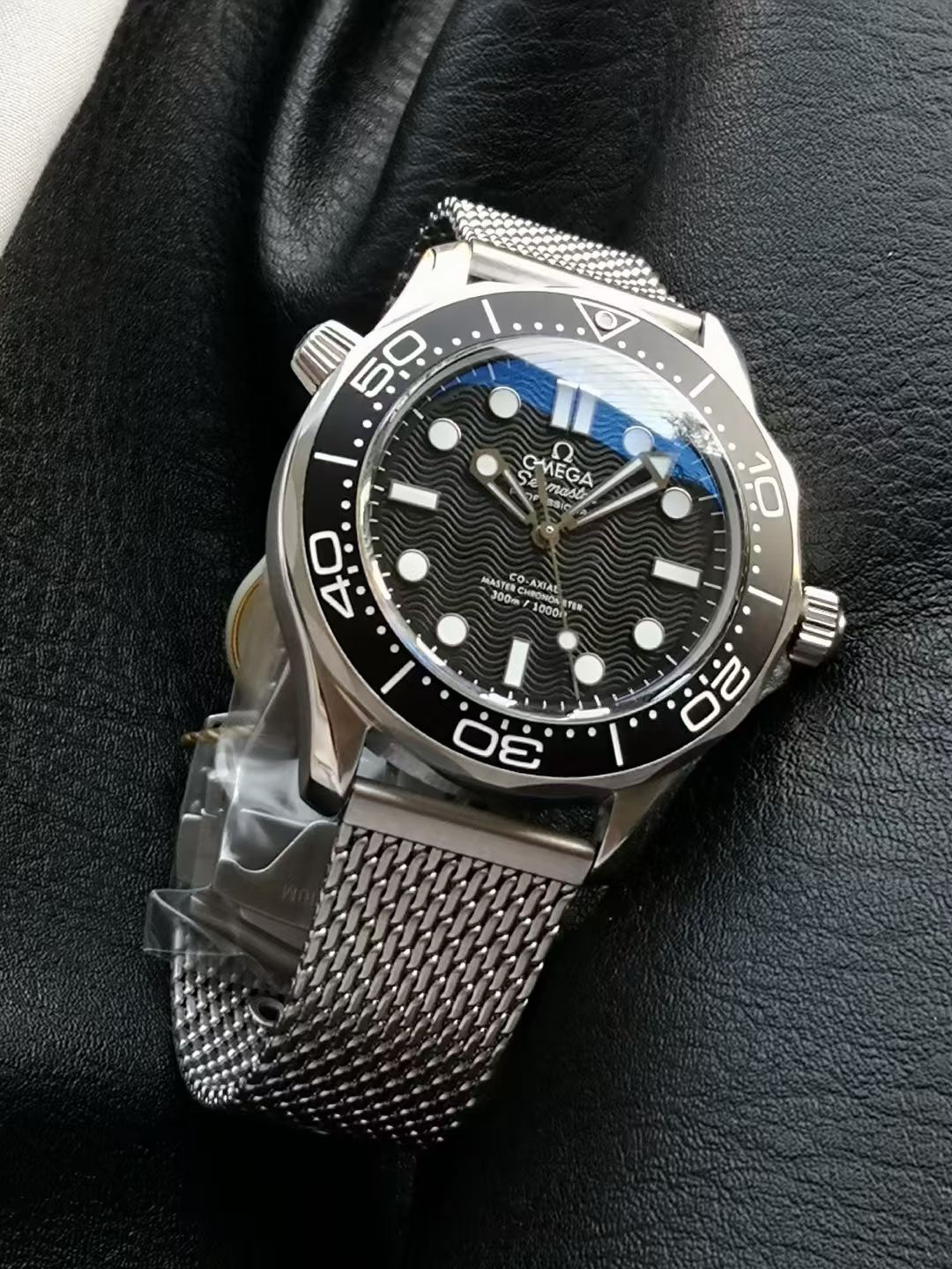 オメガ Seamaster Diver 300M 007エディション ブラック スチールメッシュ 210.90.42.20.01.001 詳細画像 3