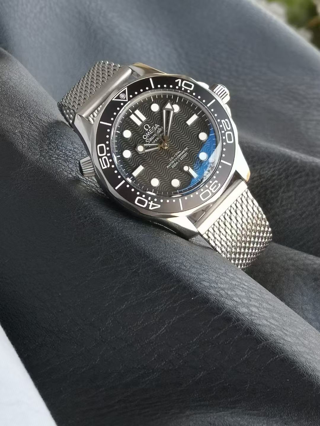 オメガ Seamaster Diver 300M 007エディション ブラック スチールメッシュ 210.90.42.20.01.001 画像 4