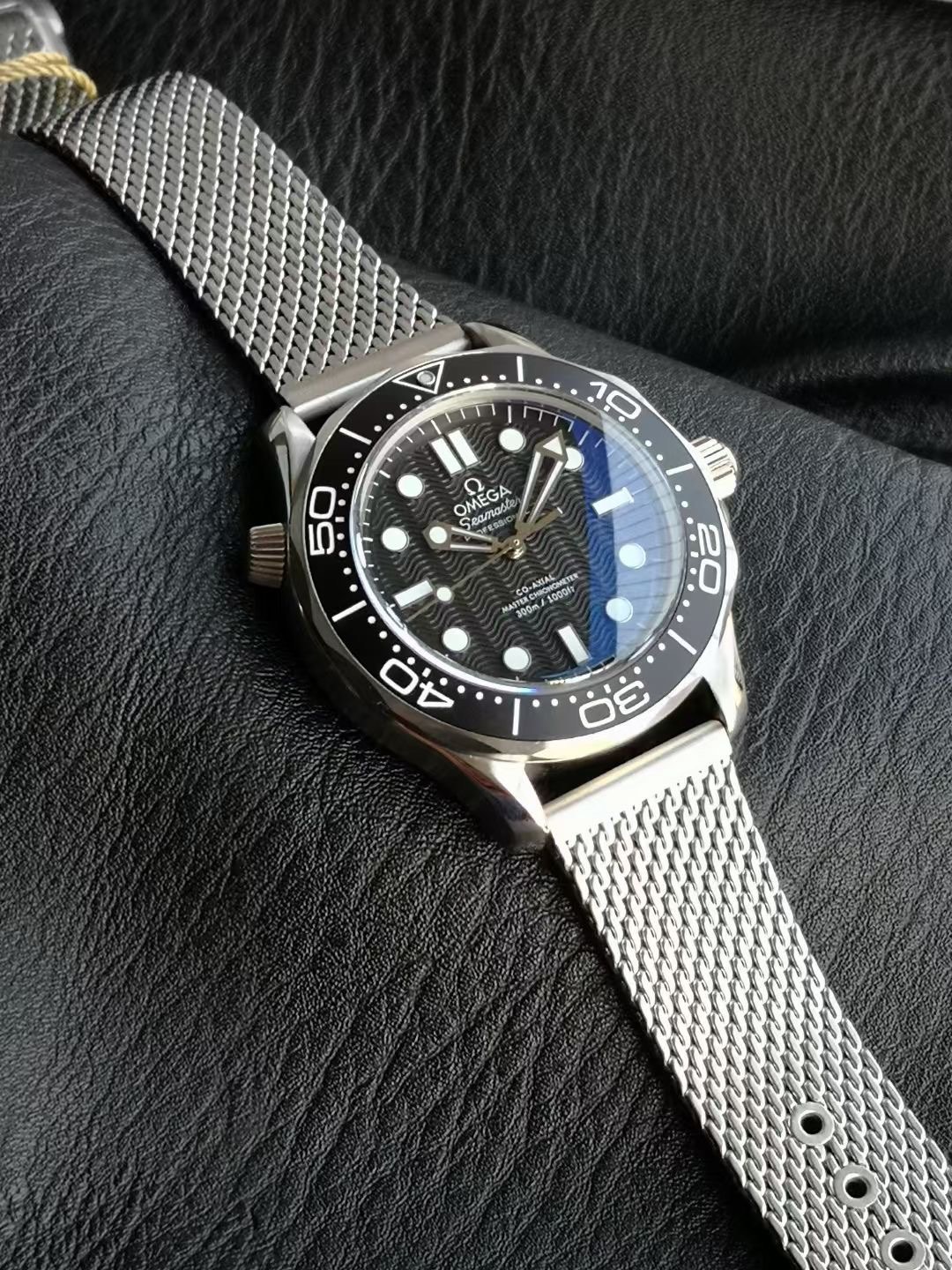 オメガ Seamaster Diver 300M 007エディション ブラック スチールメッシュ 210.90.42.20.01.001 画像 6