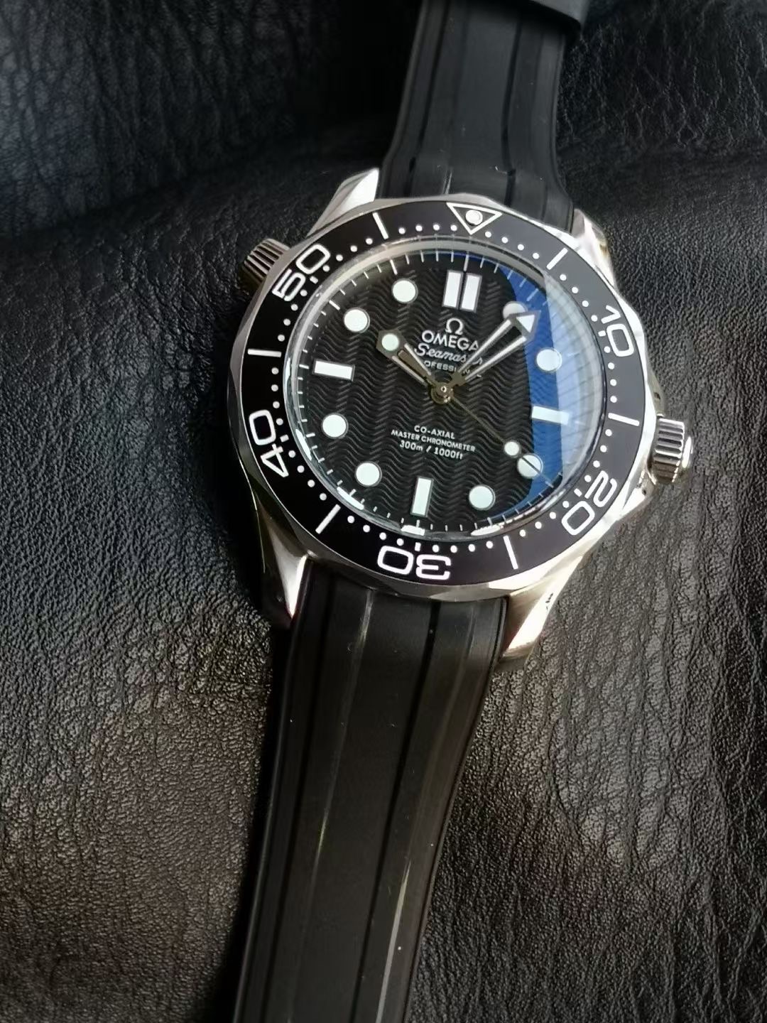 オメガ Seamaster Diver 300M 007エディション ブラック ラバーストラップ 210.90.42.20.01.001 詳細画像 2