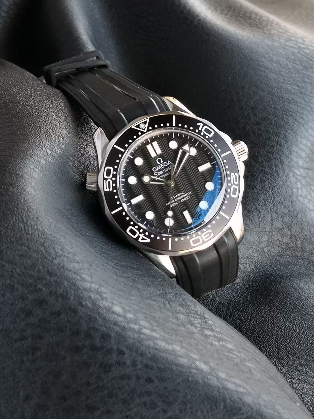 オメガ Seamaster Diver 300M 007エディション ブラック ラバーストラップ 210.90.42.20.01.001 画像 4