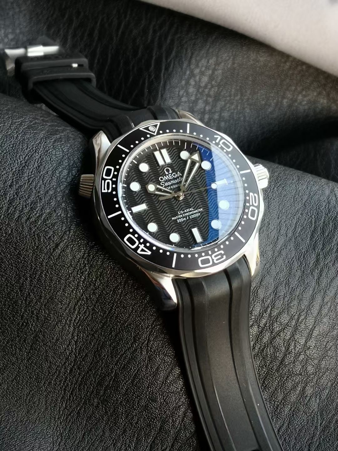 オメガ Seamaster Diver 300M 007エディション ブラック ラバーストラップ 210.90.42.20.01.001 画像 6