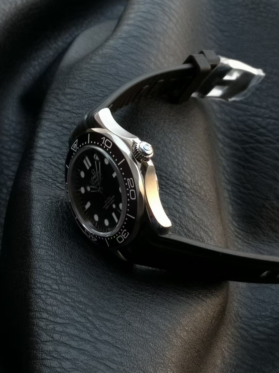オメガ Seamaster Diver 300M 007エディション ブラック ラバーストラップ 210.90.42.20.01.001 画像 7