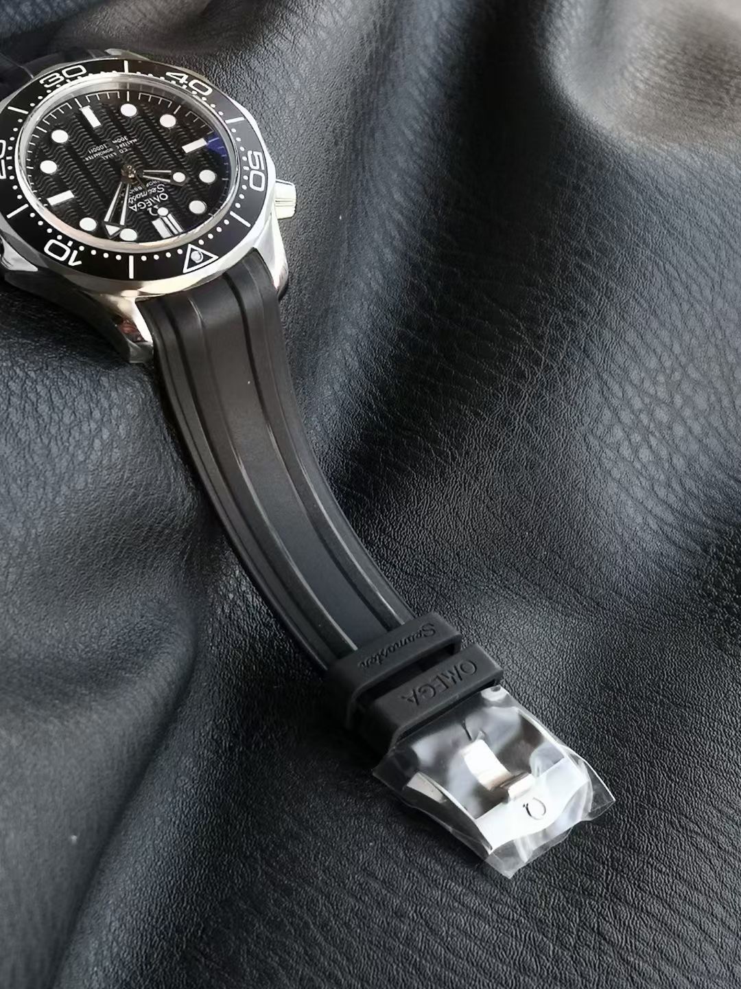 オメガ Seamaster Diver 300M 007エディション ブラック ラバーストラップ 210.90.42.20.01.001 画像 8