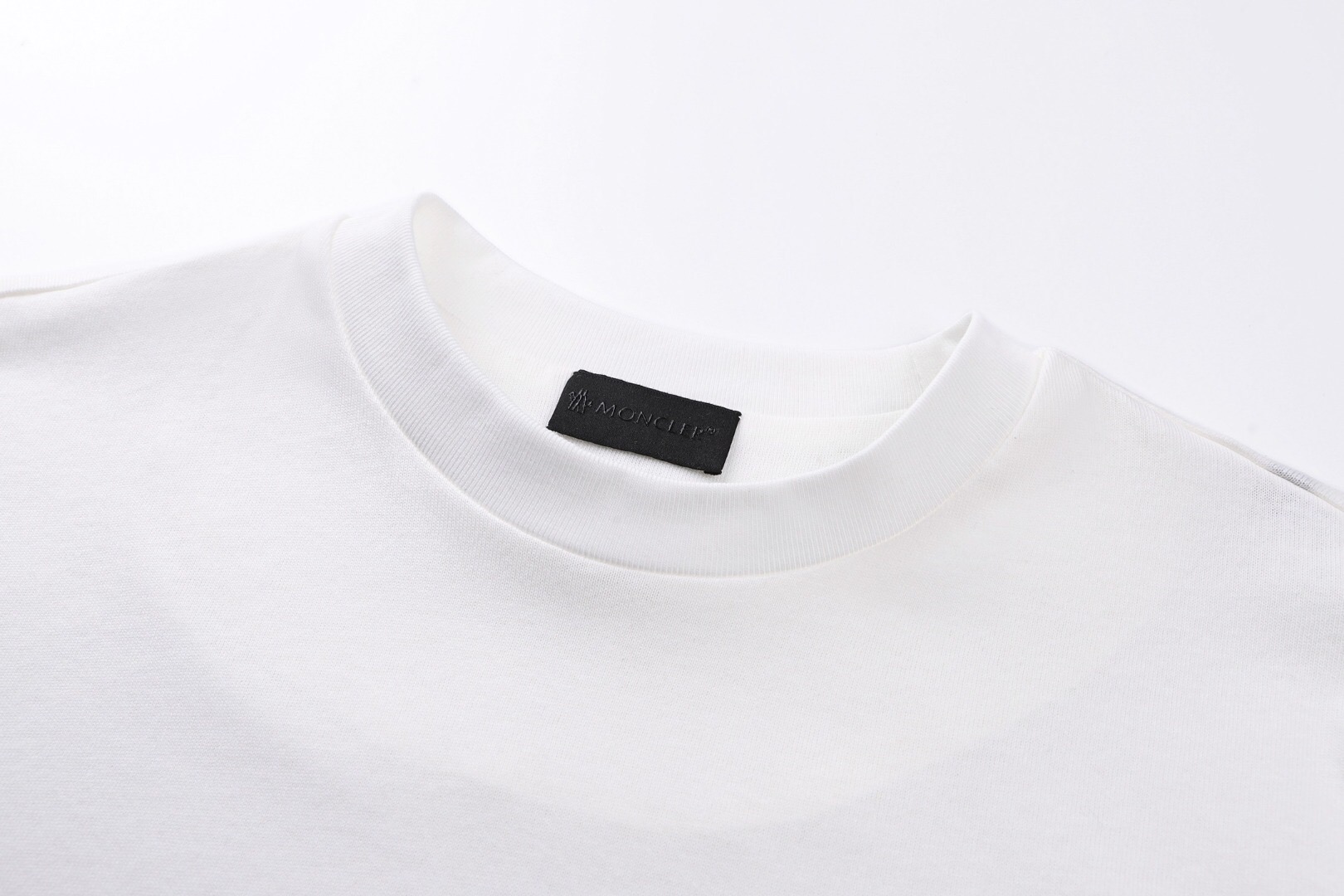 モンクレール 3Dバッジプリント Tシャツ ホワイト 詳細画像 3