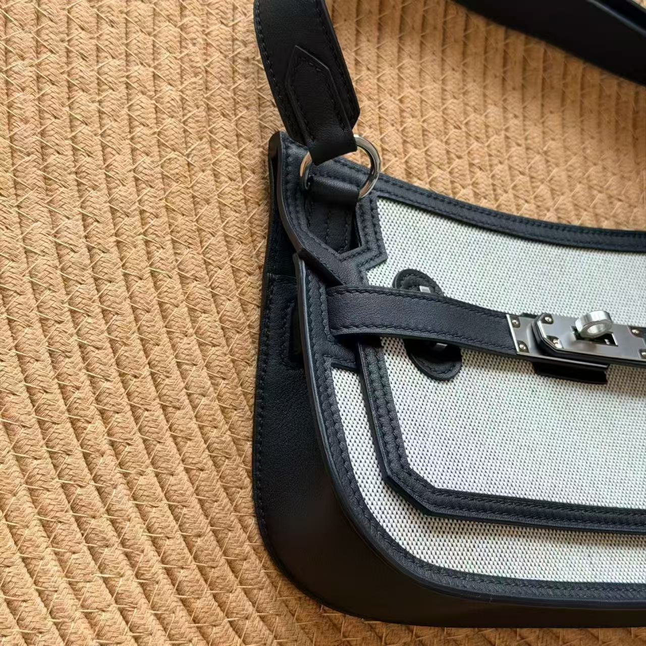 エルメス Jypsiere Mini 23 Hキャンバス スイフト ブラック/エクリュ 画像 7