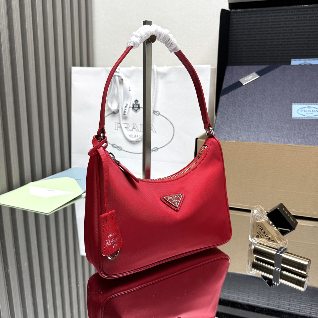 プラダ Re-Edition 2005 Re-Nylon ミニバッグ レッド 1NE204 画像 3