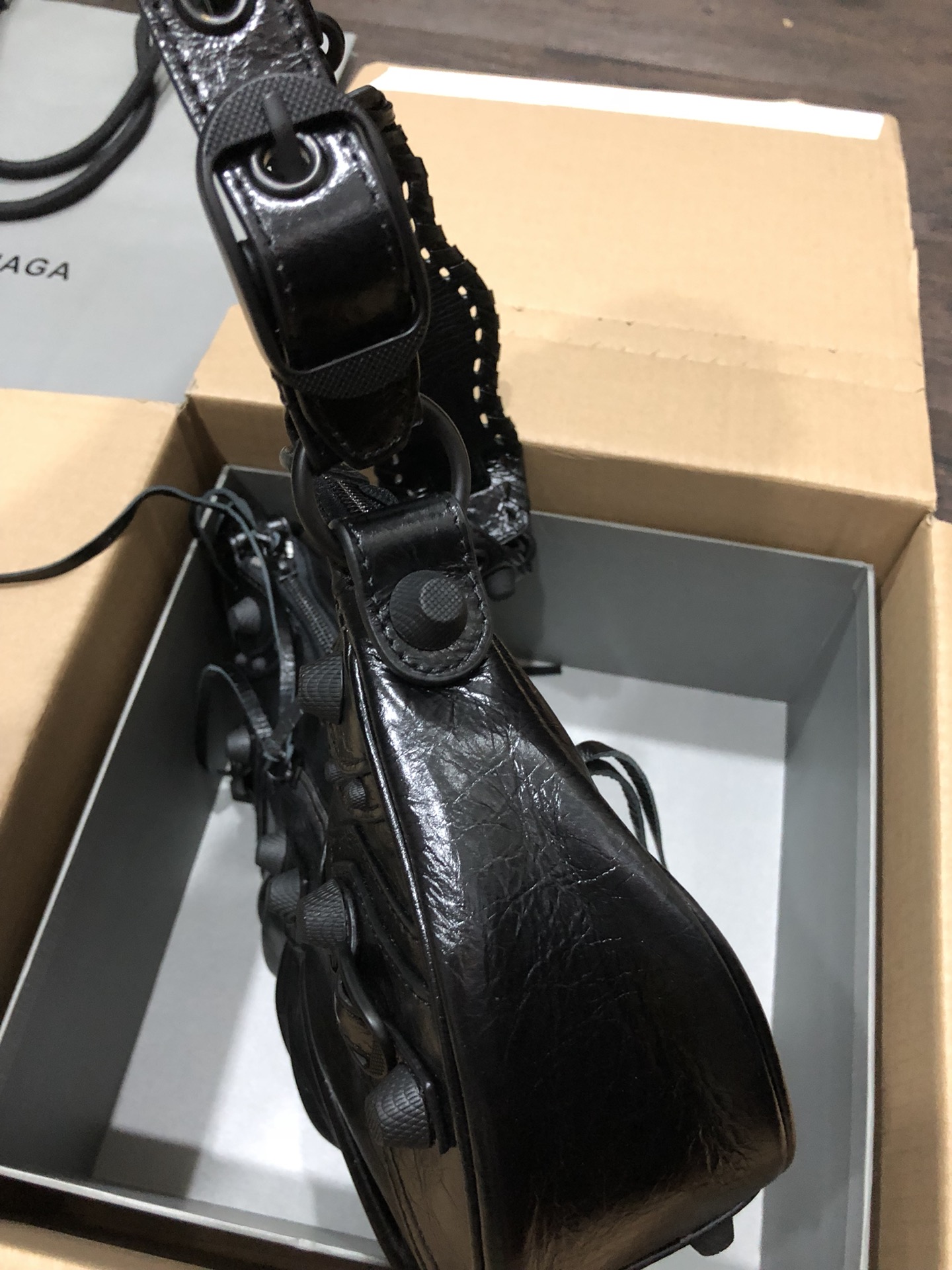 バレンシアガ Le Cagole ショルダーバッグ Small クリンクルブラック ブラック金具 671307 画像 4