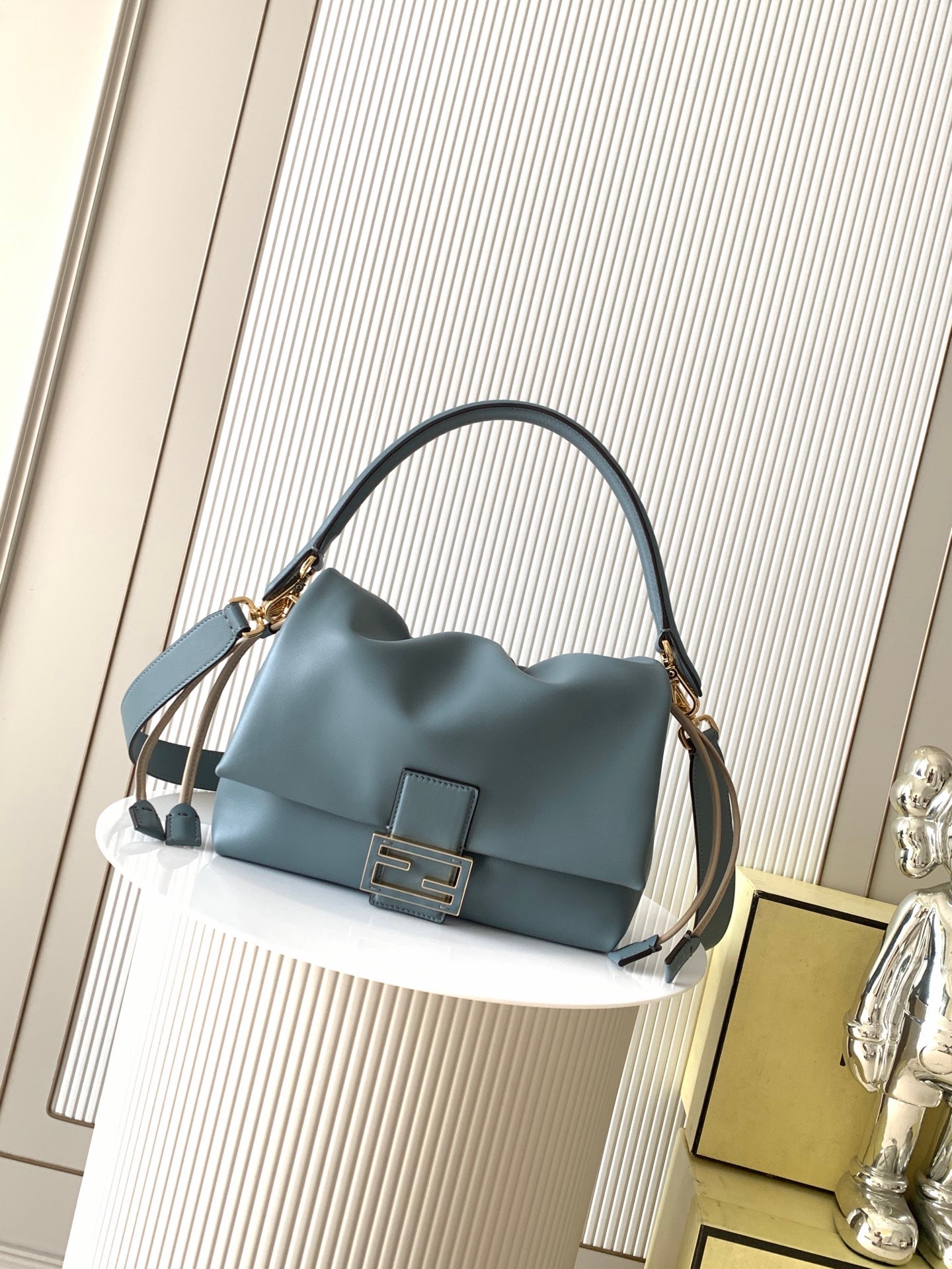 フェンディ Mamma Baguette Medium ナッパレザー バッグ ライトブルー 8BR833 AQ0D F199A 画像 1