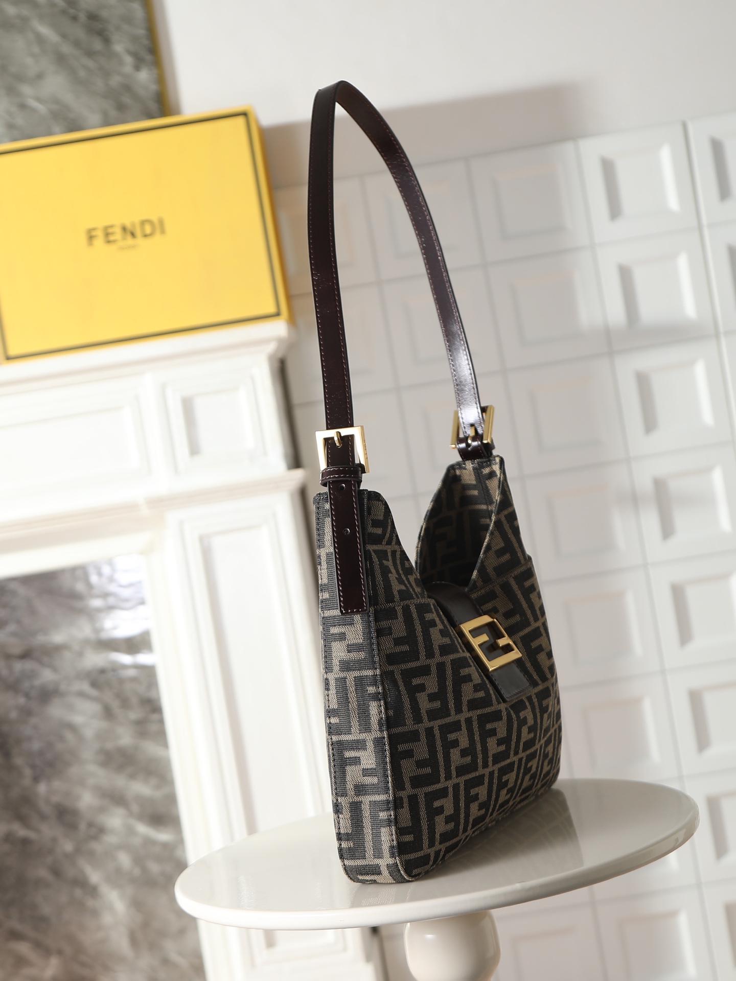 フェンディ ヴィンテージ Zucca FFバックル ショルダーバッグ ゴールド 画像 4