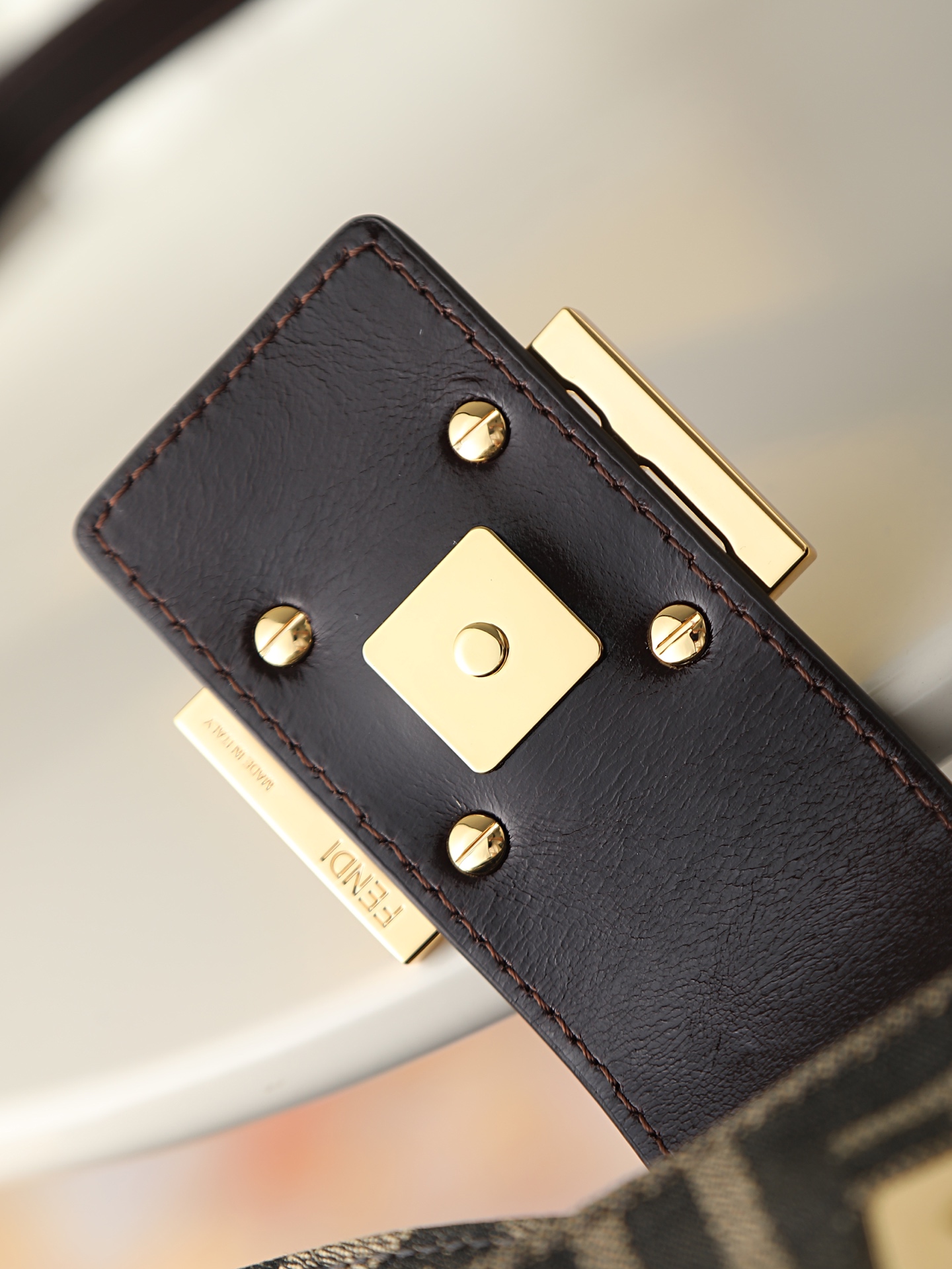 フェンディ ヴィンテージ Zucca FFバックル ショルダーバッグ ゴールド 画像 6