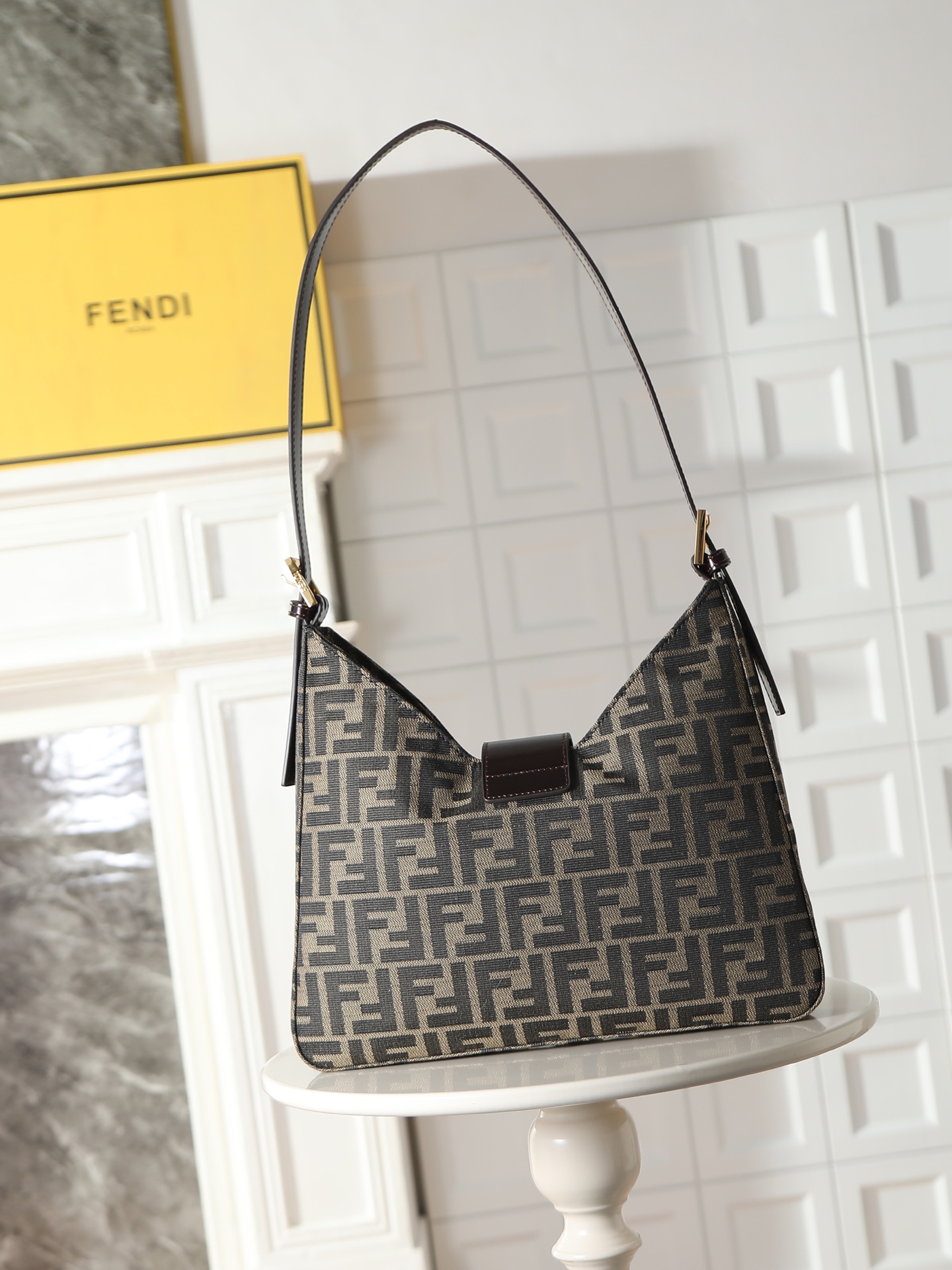 フェンディ ヴィンテージ Zucca FFバックル ショルダーバッグ ゴールド 画像 7