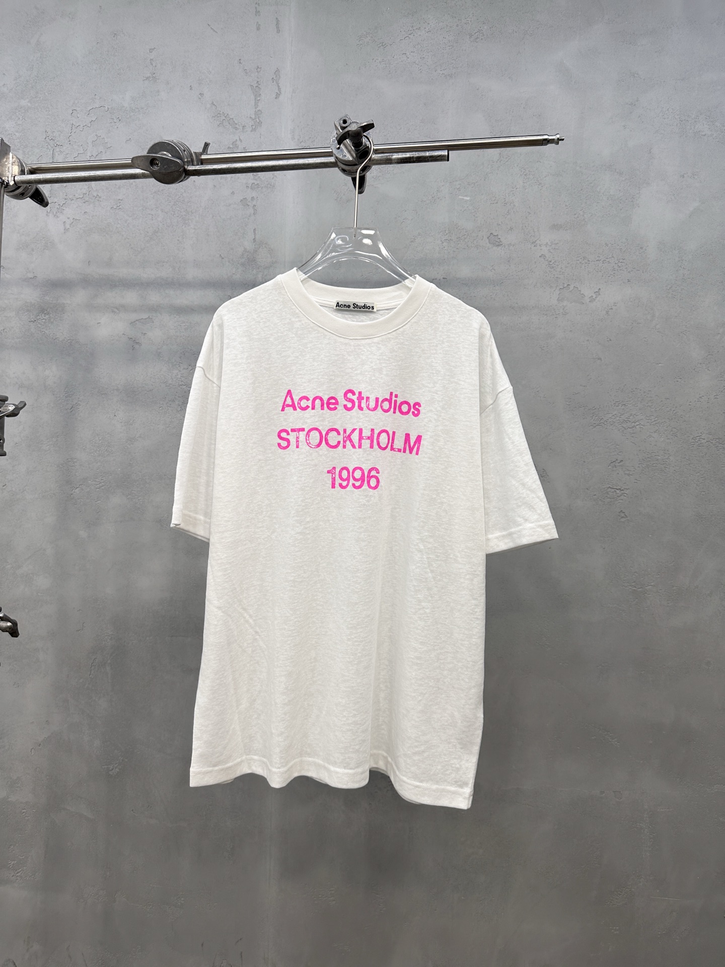 アクネ ストゥディオズ 1996ロゴ 半袖Tシャツ オフホワイト ピンク 詳細画像 1