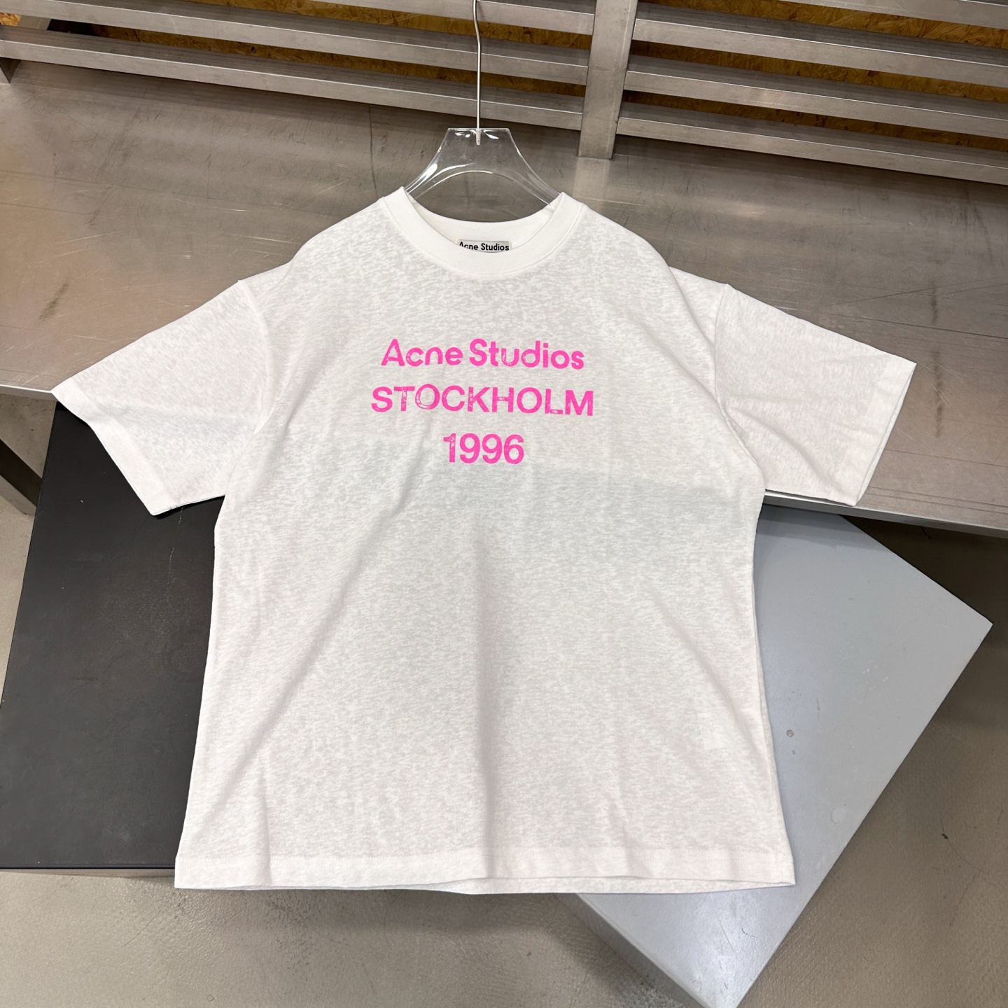 アクネ ストゥディオズ 1996ロゴ 半袖Tシャツ オフホワイト ピンク 画像 4