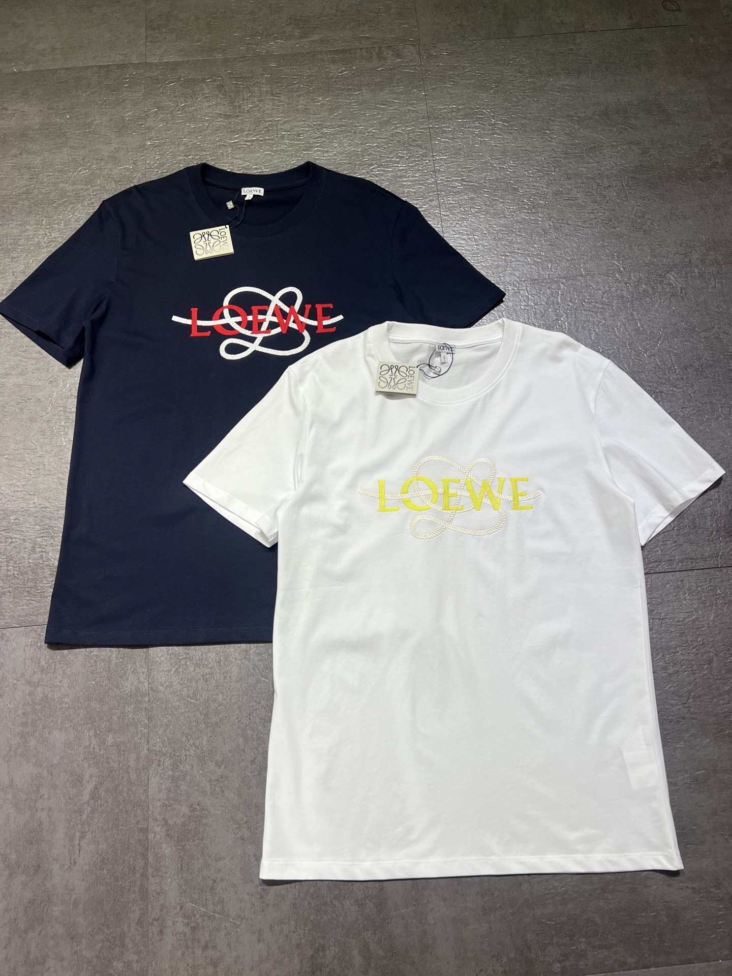 ロエベ アナグラム刺繍ロゴ Tシャツ ネイビー ホワイト 詳細画像 1