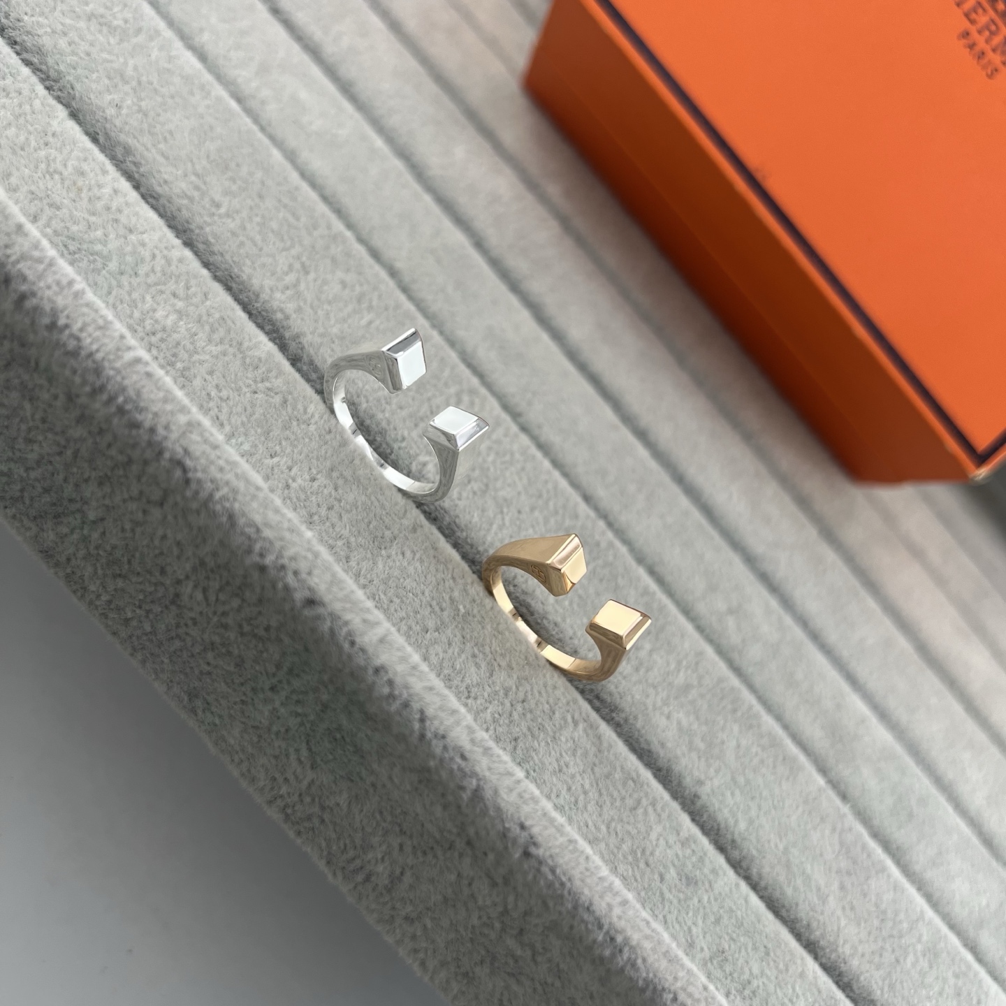 エルメス Collier de Chien ピラミッドスタッズ オープンリング ホワイトゴールド ローズゴールド 詳細画像 1