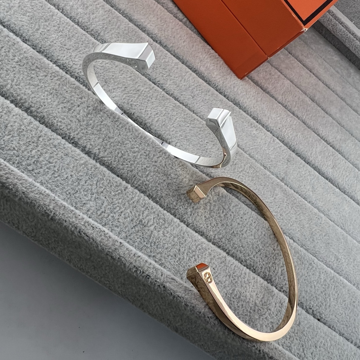 エルメス Collier de Chien ピラミッドスタッズ オープンバングル ホワイトゴールド ローズゴールド 詳細画像 3
