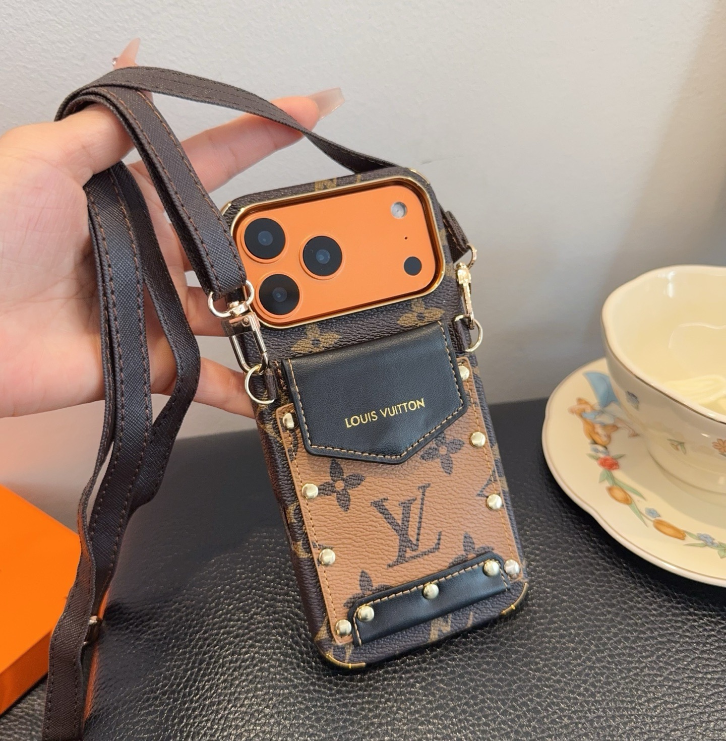 ルイ ヴィトン トランクスタイル モノグラム カードホルダー フォンケース ブラウン 詳細画像 1